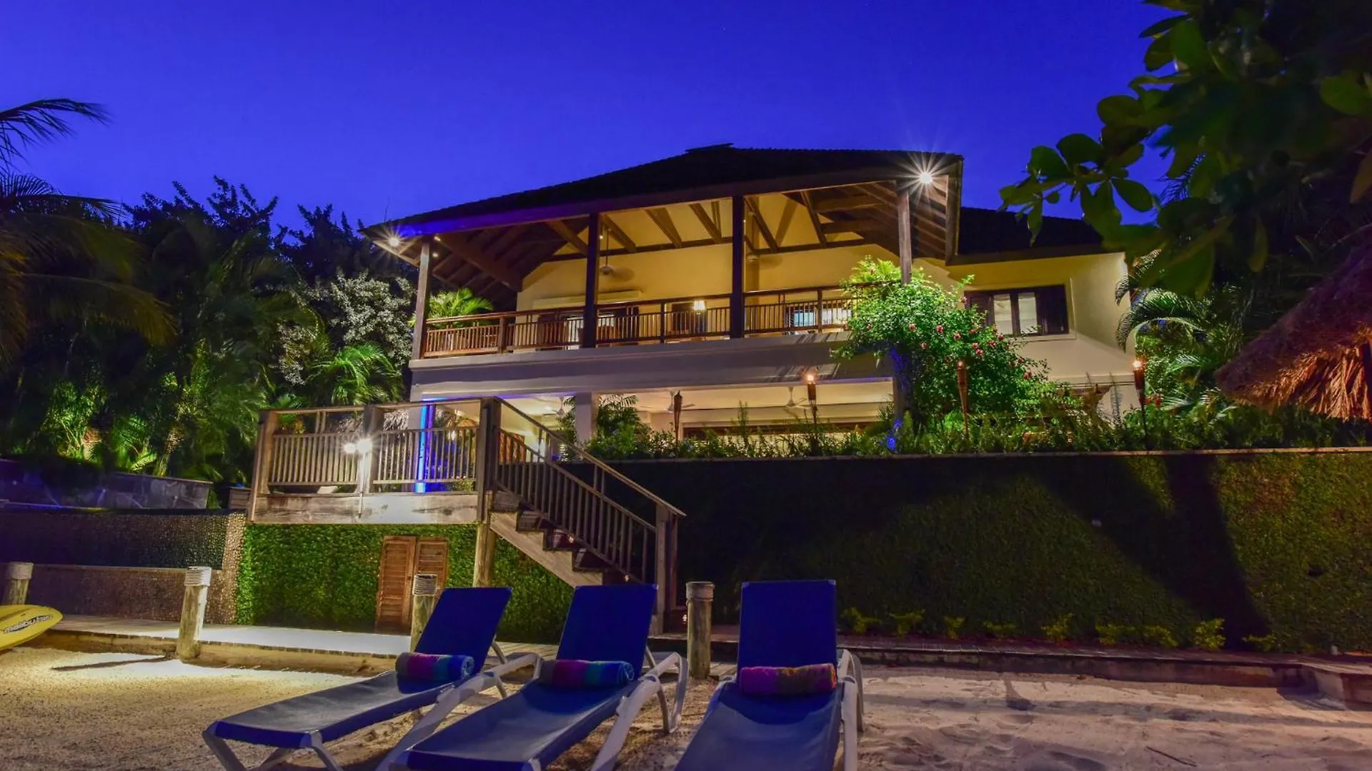 Afimi Beach House Montego Bay 4Br Beachfront Villa 0*,